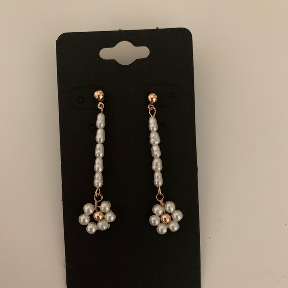 Lucy in the sky pearl flower earrings In gold - Picture 2 of 3